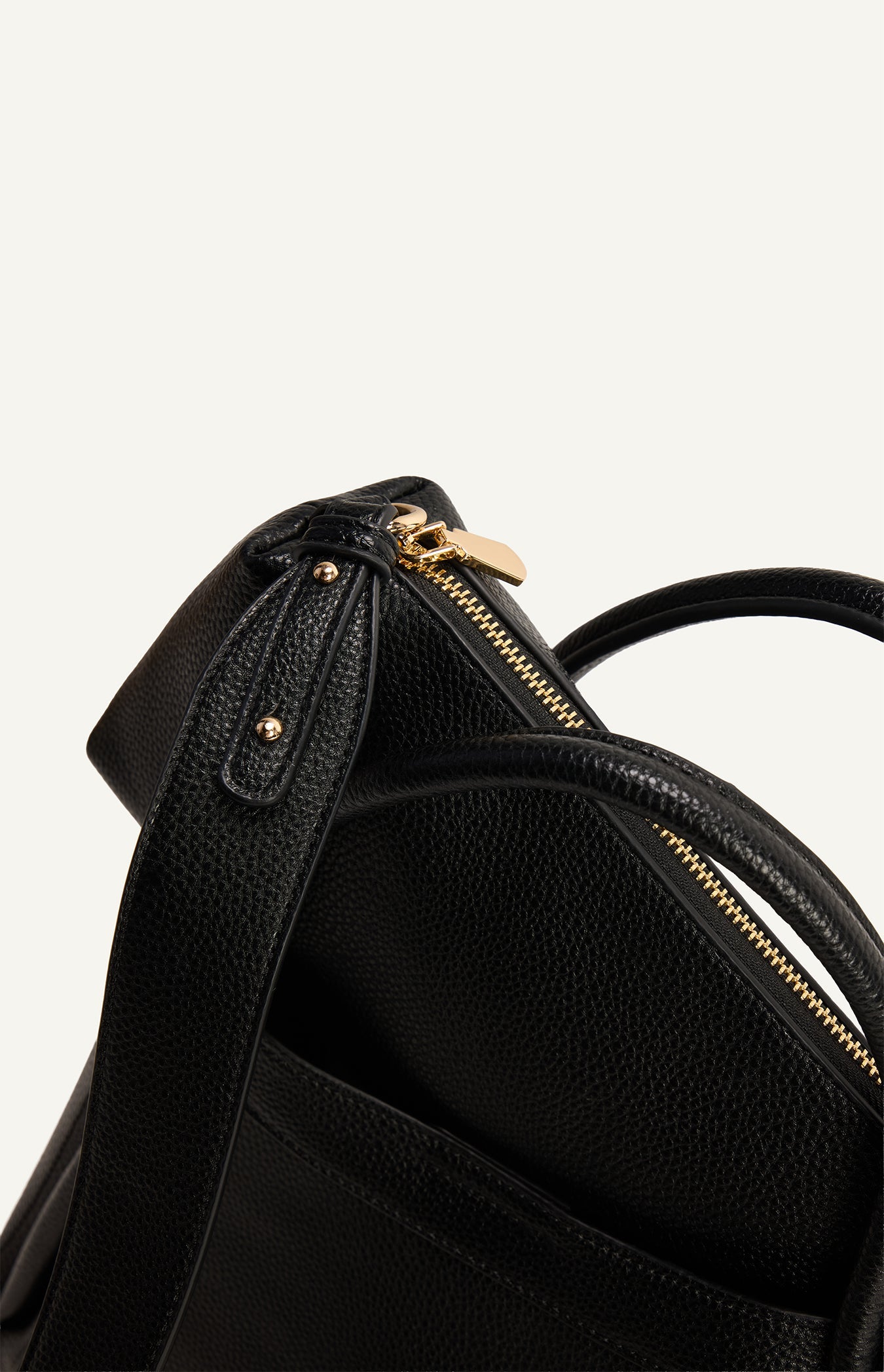 ARIANA HANDLE BAG – BLACK